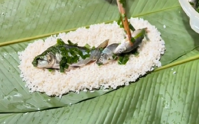 Độc lạ món bánh chưng nhân cá chép Ảnh 2