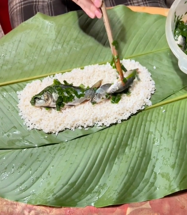 Bánh chưng nhân cá chép là một món ăn truyền thống của người dân tộc Tày.