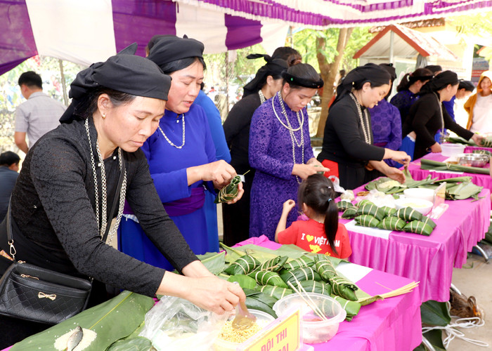 Loại bánh chưng này gói theo kiểu hình tròn, thuôn dài chứ không phải hình vuông như thường thấy.