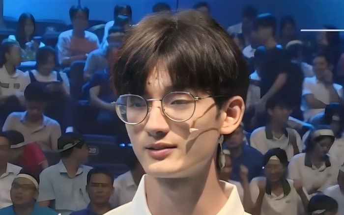 Nam sinh Đường lên đỉnh Olympia gây sốt bởi vẻ ngoài đẹp trai 'như trong truyện bước ra' Ảnh 2