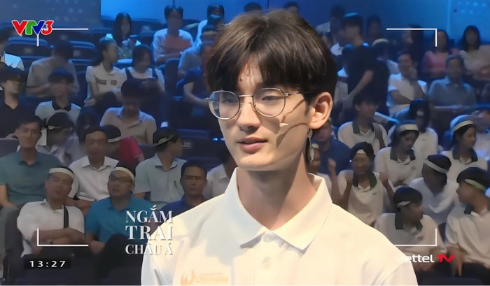 Những hình ảnh của Phú An xuất hiện trên các diễn đàn MXH ngay lập tức gây sốt CĐM bởi vẻ ngoài cực đẹp trai của nam sinh