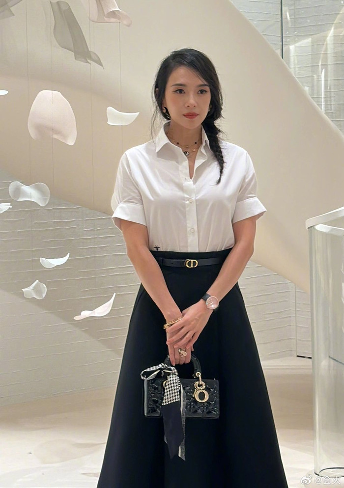 Xuất hiện tại không gian sự kiện, nữ diễn viên chọn cho mình outfits thanh lịch nhưng không kém phần sang trọng với áo sơ mi trắng tay phồng phối cùng chân váy suông dài. Tô điểm cho tạo hình, người đẹp 7x diện thêm thắt lưng bản nhỏ và túi xách thời thượng của nhà mốt Dior.