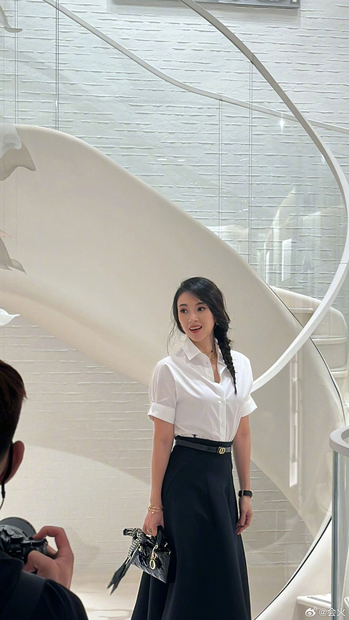 Qua ống kính cam thường, nhiều khán giả phải bất ngờ trước nhan sắc tuổi 52 của “đả nữ” Cbiz.
