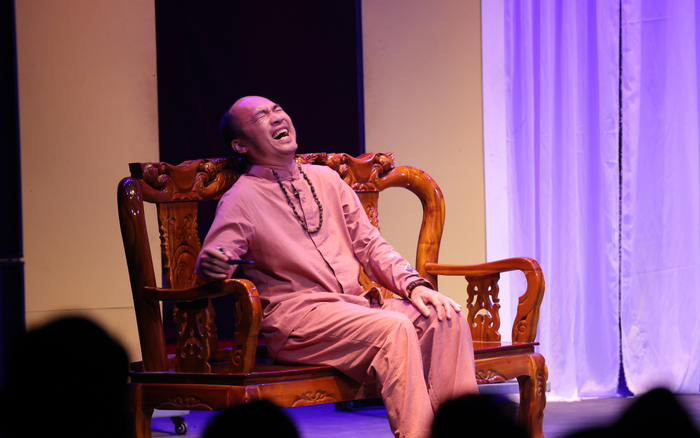 Tiến Luật khẳng định sân khấu là 'thánh đường' của mình, khi rời đi thì không dám nhìn lại vì tiếc.