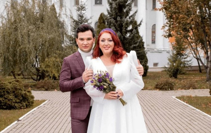 Nữ nghệ sĩ công khai kết hôn cùng con trai nuôi kém 22 tuổi, khán giả đồng loạt phản đối Ảnh 1