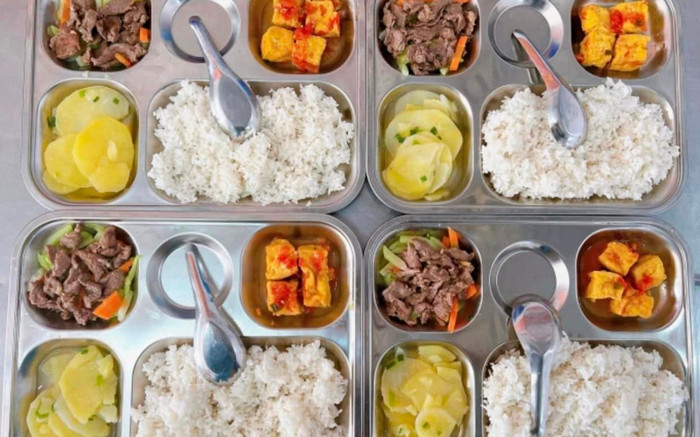 Đã mắt với những suất ăn bán trú chỉ 20.000 đồng tại một ngôi trường làng ở Hà Nội Ảnh 2