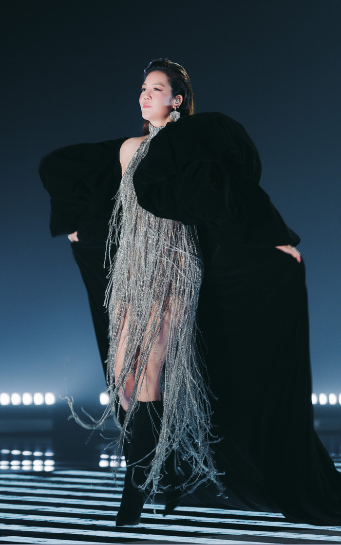 Ca sĩ Thu Phương gặp sự cố trang phục, khệ nệ với bộ váy 15kg nhưng phong độ 'chị đẹp' vẫn rất sang Ảnh 2