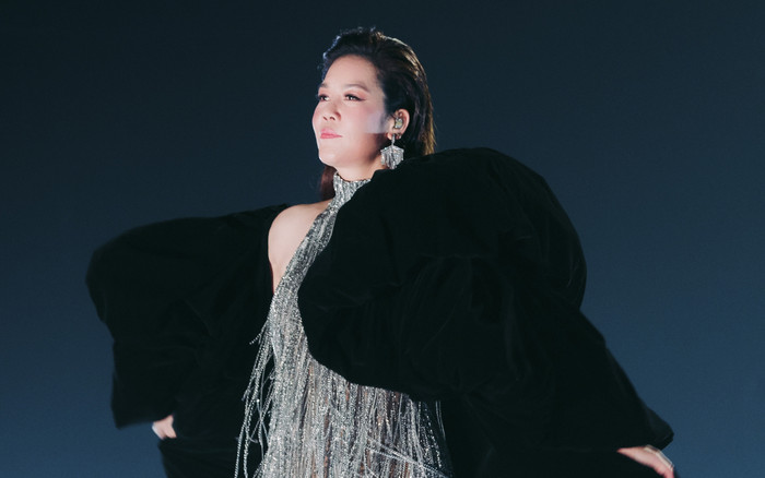 Ca sĩ Thu Phương gặp sự cố trang phục, khệ nệ với bộ váy 15kg nhưng phong độ 'chị đẹp' vẫn rất sang Ảnh 2