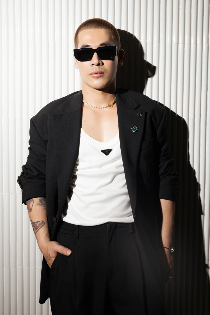 'Bộ trang phục rất phù hợp, đúng tinh thần Thu Phương muốn nên chị ấy vẫn quyết định lựa chọn nó để mang lên sân khấu' - Chia sẻ của người làm hình ảnh cho ca sĩ Thu Phương. 