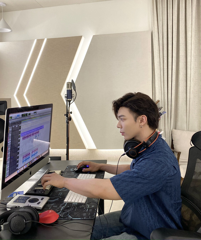 ERIK diện áo bó sát, khoe cơ bắp cuồn cuộn tại sân bay: Xa Thi Mạn và Tóc Tiên đồng loạt bị gọi tên! Ảnh 7