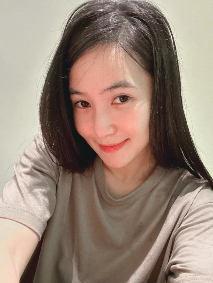 Khi không đi biểu diễn, Hương Tràm khá thoải mái chia sẻ hình ảnh mặt mộc với người hâm mộ