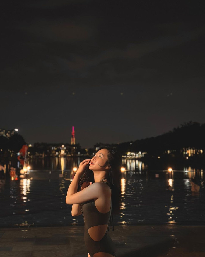 Đứng trước ống kính, Hương Tràm không ngần ngại tạo ra nhiều kiểu dáng khác nhau để có hình đẹp 'sống ảo'