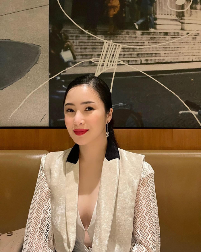 Hương Tràm khéo khoe thân hình qua thiết kế cắt xẻ sâu ở ngực, nhưng không hề gây phản cảm