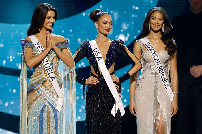 Top 3 Miss Universe 2022 bao gồm đại diện Venezuela (trái), đại diện Mỹ và đại diện Cộng Hòa Dominica (phải).