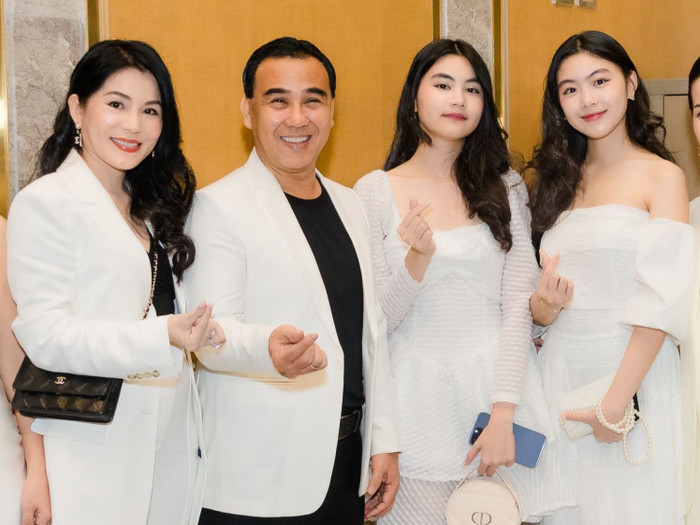 Gia đình viên mãn hạnh phúc bên bà xã Dạ Thảo và 2 cô con gái xinh đẹp của Quyền Linh.