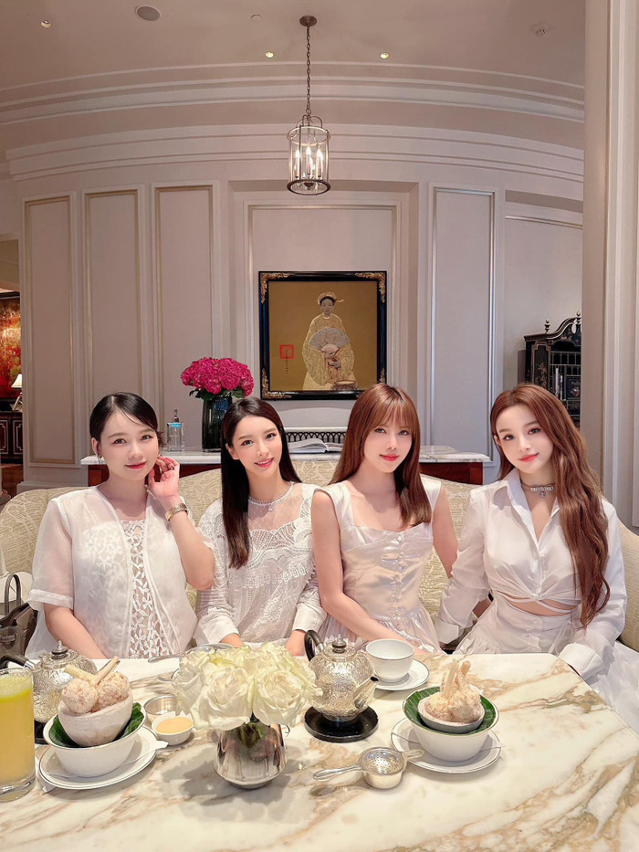 Khi xuất hiện chung khung hình với những người bạn thân thiết, visual 'mẹ bầu' của Sam được cho là ngày càng lộ rõ hơn bao giờ hết