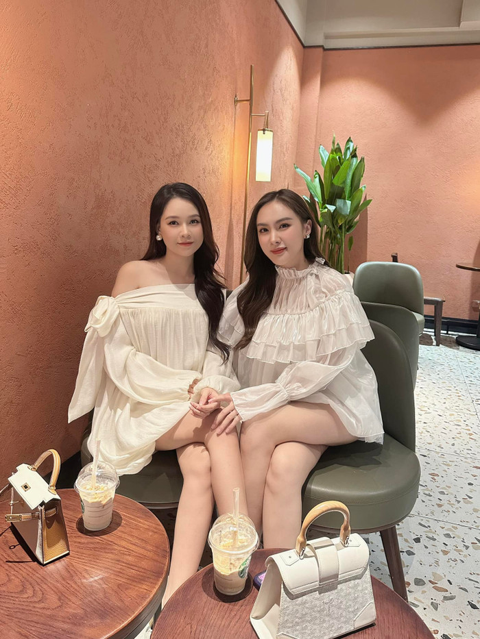 Một trong những động thái khiến dân tình nghi ngờ Sam mang thai chính là vì cô liên tục mặc trang phục rộng, dùng tay hoặc túi để che chắn vòng 2