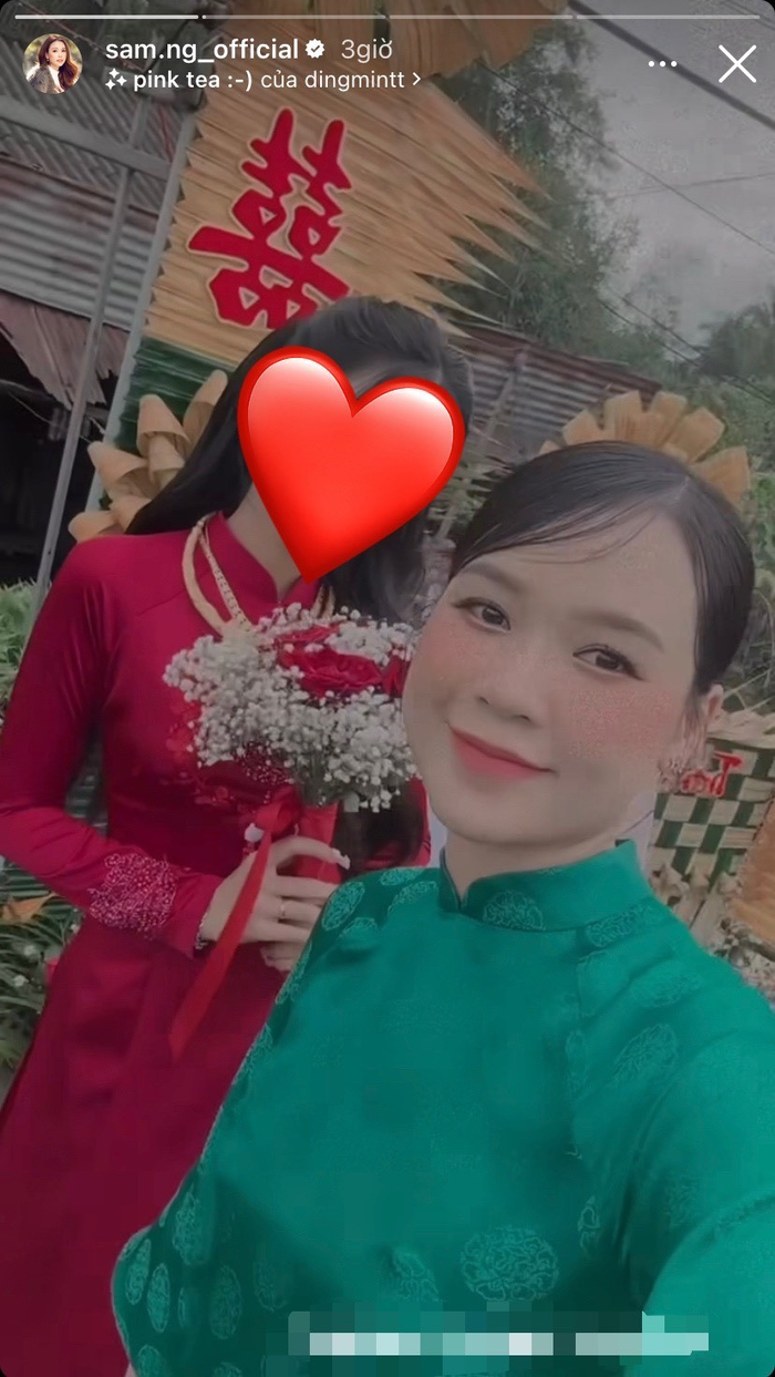 Khi chụp hình với người chị em thân thiết, Sam cũng chỉ tập trung để điện thoại sát khuôn mặt