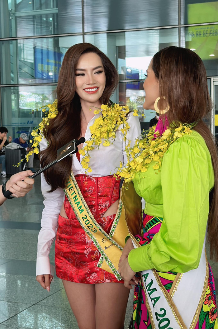 Khi có mặt ở sân bay với các Hoa hậu khác, Lê Hoàng Phương luôn thể hiện tinh thần thân thiện, cởi mở