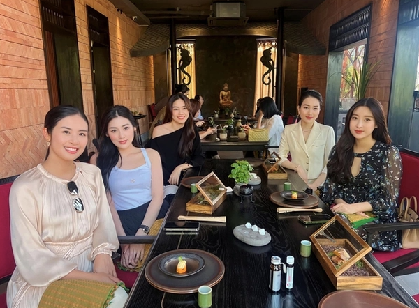 Thời gian rảnh, bà xã thiếu gia Đỗ Vinh Quang tụ họp bên hội bạn thân gồm nhiều mỹ nhân Hà thành đình đám để ăn uống và trò chuyện. 