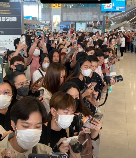 Fan hâm mộ đã có mặt từ sớm để tiễn cô lên đường.