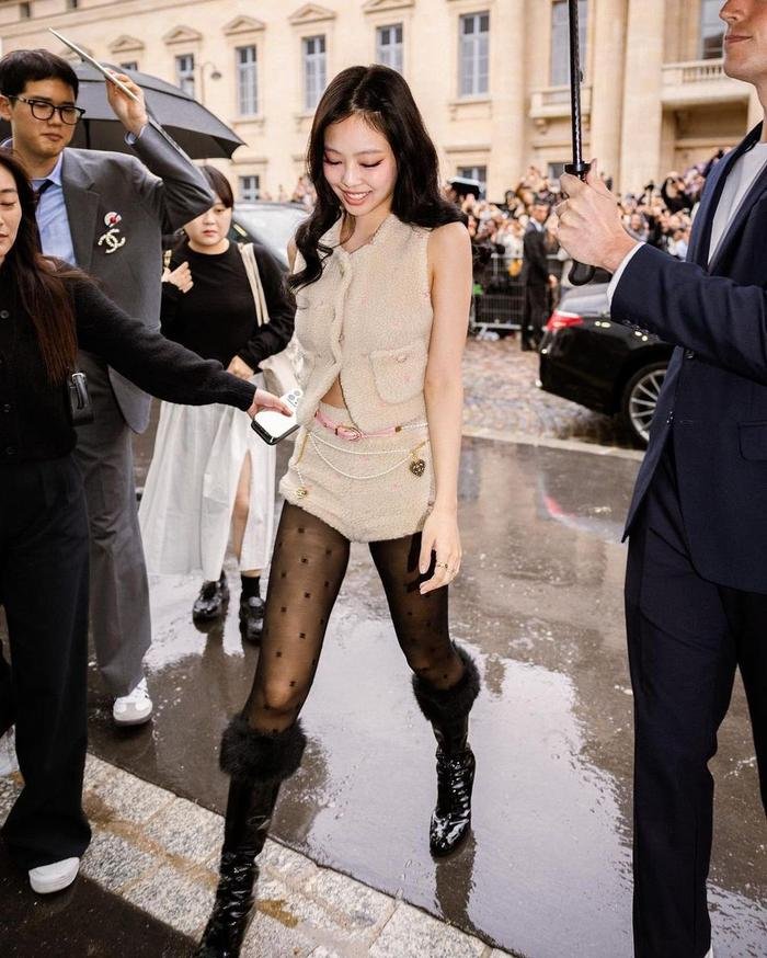 'Ngộp' visual với dàn sao tại show Chanel:Jennie, Vương Nhất Bác chiếm spotlight Ảnh 1