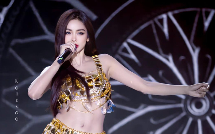 Engfa Waraha bùng nổ với '2 phút hơn' trên sân khấu Việt Nam, dân mạng phản ứng ra sao? Ảnh 2