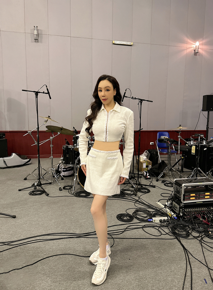 Hình ảnh gần nhất của Hồ Quỳnh Hương tại hậu trường một buổi tập luyện chuẩn bị cho liveshow của nhạc sĩ Đỗ Bảo.