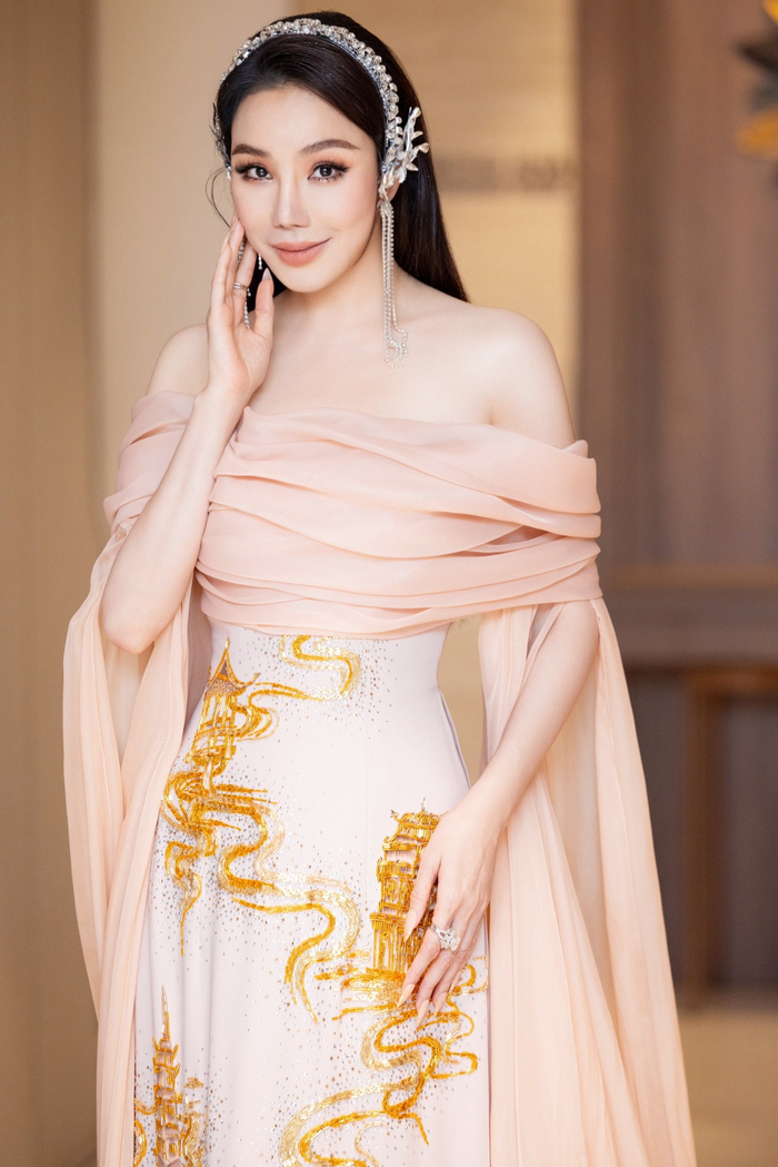 Trong lần trình diễn tại sự kiện ở Quảng Ninh ngày 28/10, Hồ Quỳnh Hương được khen ngợi nữ tính khi diện áo dài trễ vai mềm mại, có họa tiết danh lam thắng cảnh Việt Nam. 