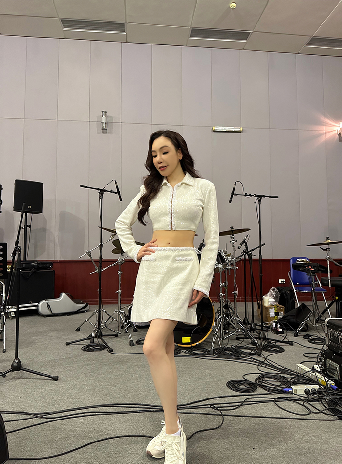 Cô tự tin khoe eo thon trước ống kính. 