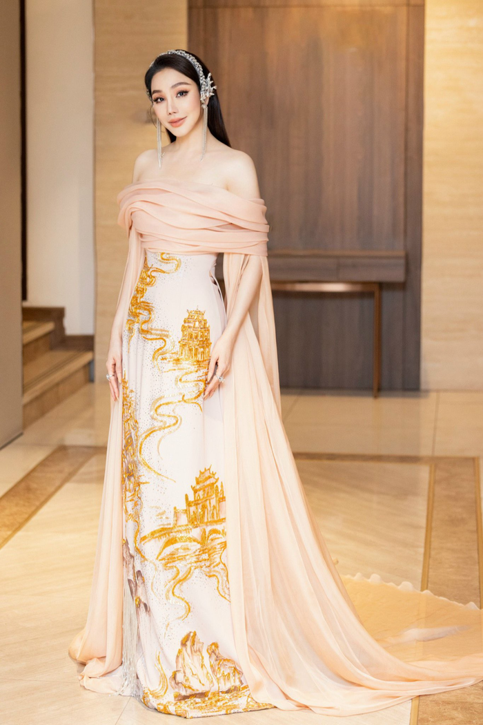 Ở tuổi 43, người đẹp quê Quảng Ninh vẫn giữ được vóc dáng thon gọn đáng nể. Ngoài ra, tạo hình với tóc dài của Hồ Quỳnh Hương được khen ngợi trẻ trung. 