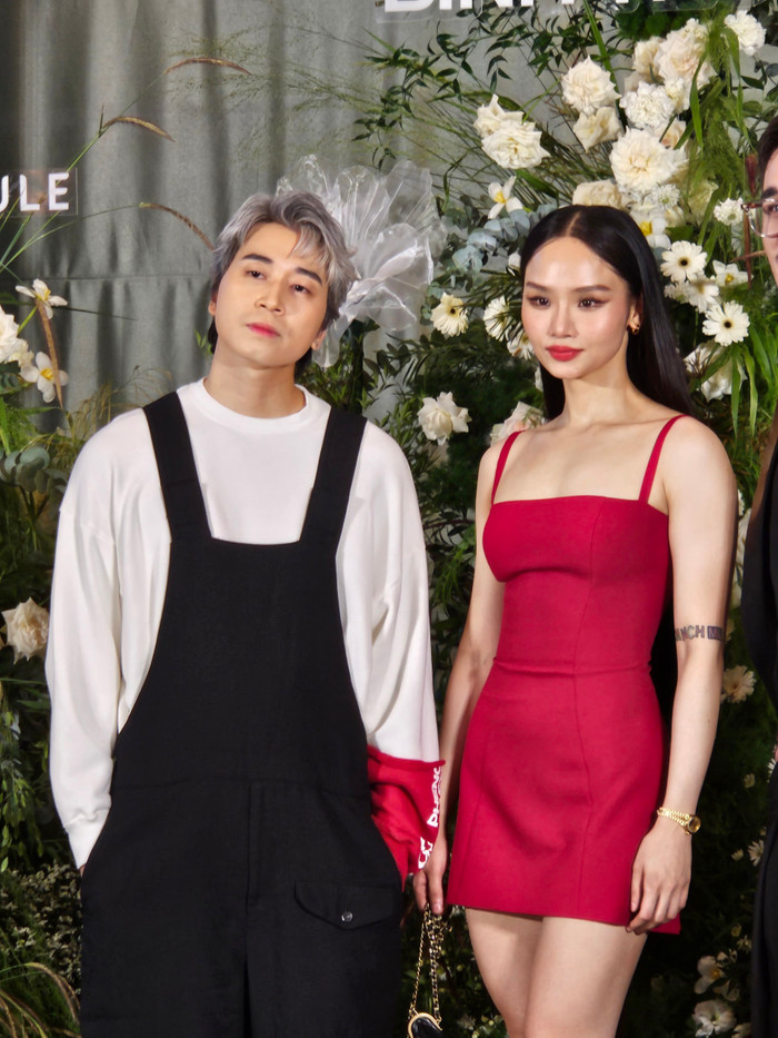 Karik diện trang phục yếm lạ mắt cùng mái tóc nhuộm sáng, giúp ngoại hình của nam rapper thêm phần cá tính. Cả hai vô cùng thân thiết với nhau trước ống kính truyền thông. 