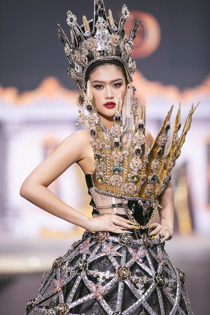 Hai màn trình diẽn đẳng cấp của Vũ Thu Phương: Che mắt, diện đồ rườm rà vẫn catwalk mượt Ảnh 10