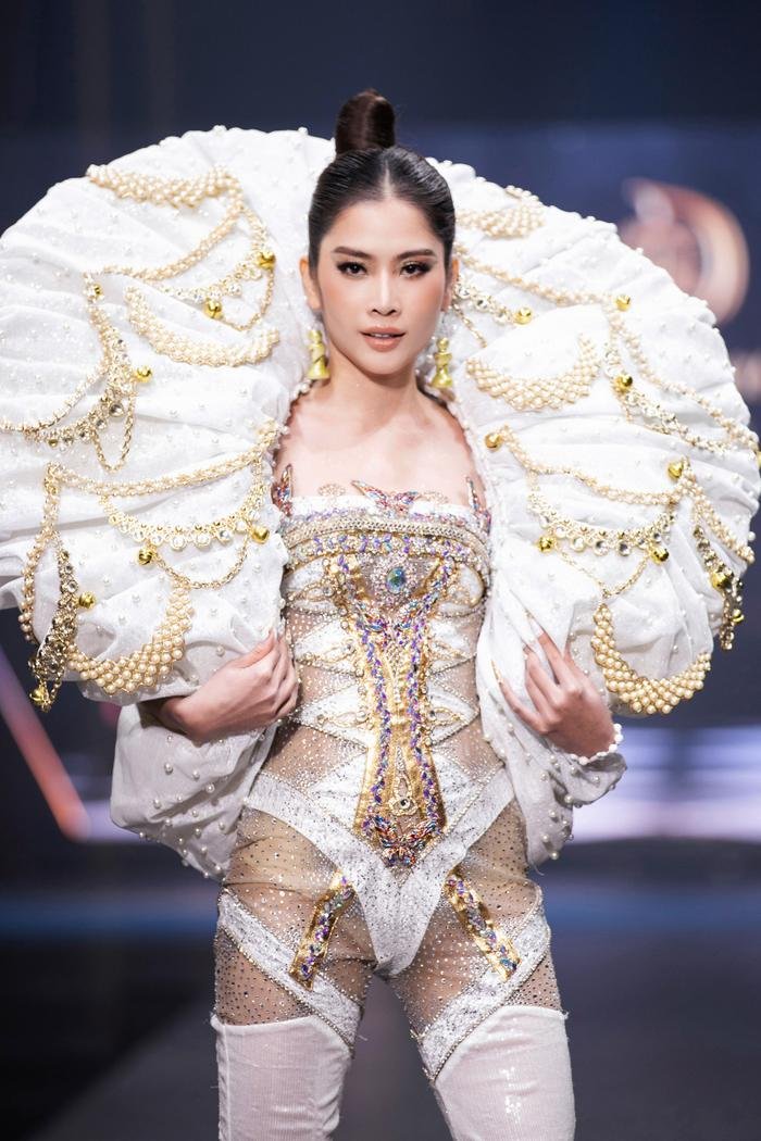 Hai màn trình diẽn đẳng cấp của Vũ Thu Phương: Che mắt, diện đồ rườm rà vẫn catwalk mượt Ảnh 15