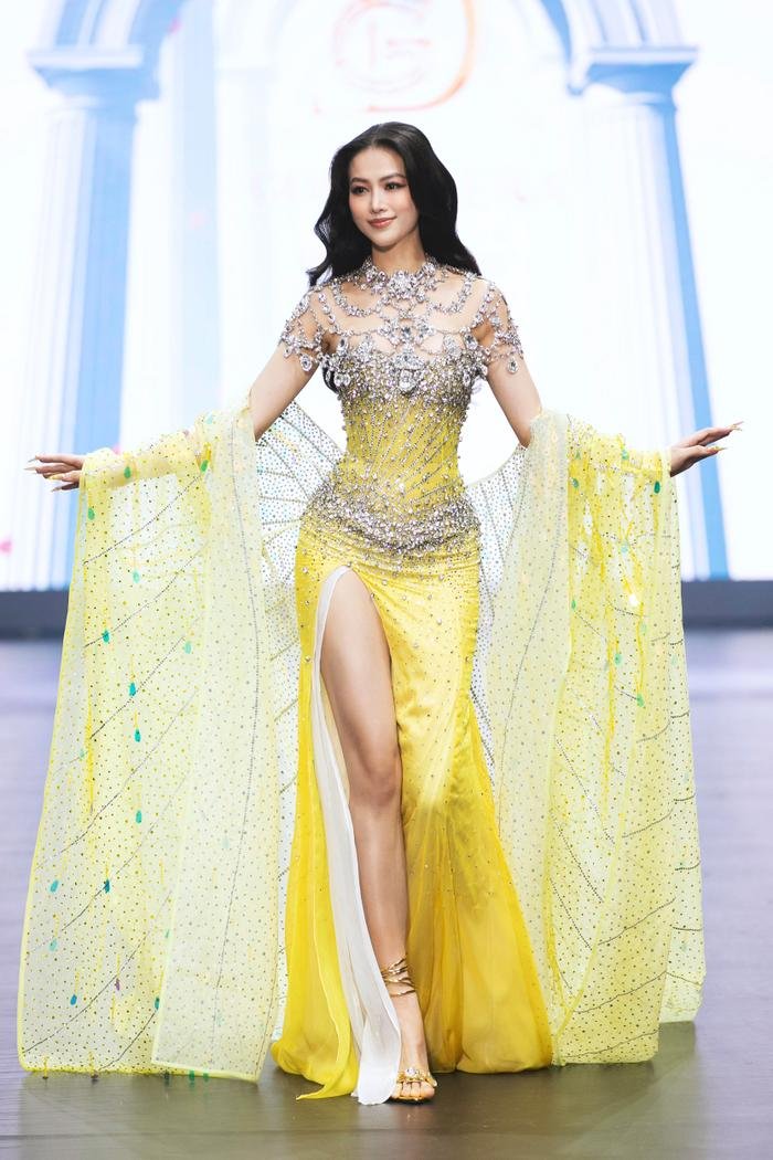 Hai màn trình diẽn đẳng cấp của Vũ Thu Phương: Che mắt, diện đồ rườm rà vẫn catwalk mượt Ảnh 4