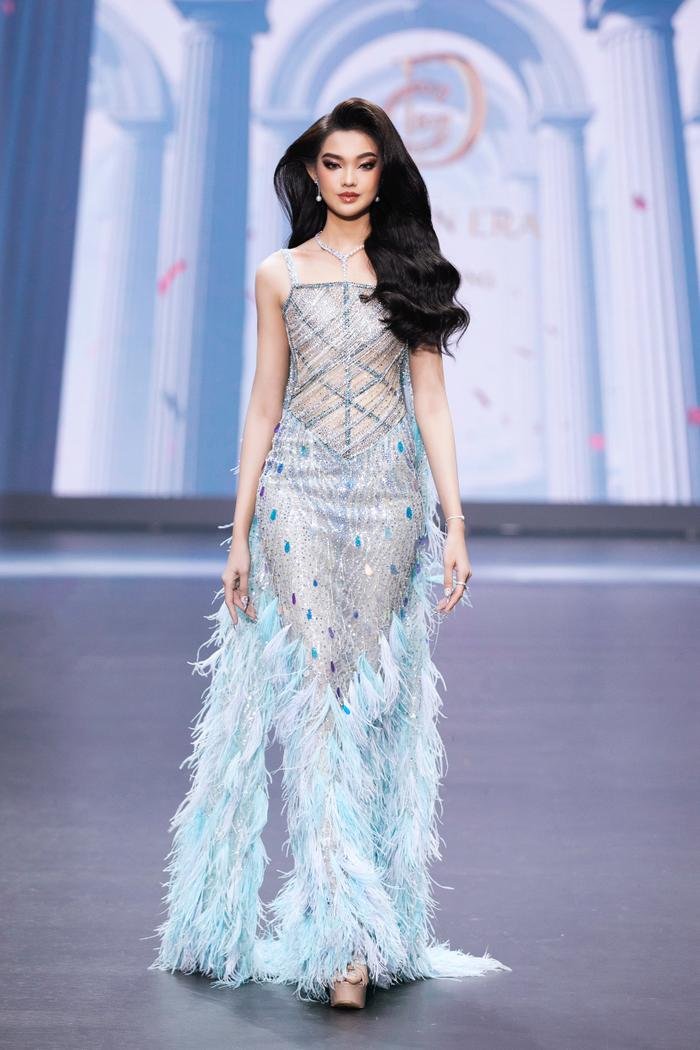 Hai màn trình diẽn đẳng cấp của Vũ Thu Phương: Che mắt, diện đồ rườm rà vẫn catwalk mượt Ảnh 6