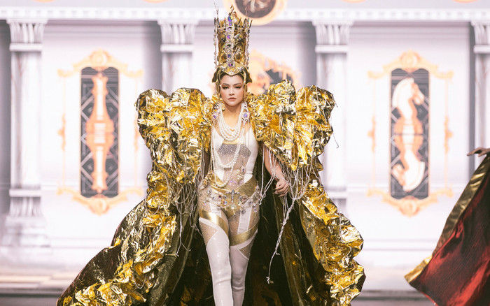 Hai màn trình diễn đẳng cấp của Vũ Thu Phương: Che mắt, diện đồ rườm rà vẫn catwalk mượt Ảnh 2