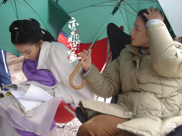 Mẹ của nữ diễn viên cũng có mặt tại phim trường để đồng hành cùng con gái.