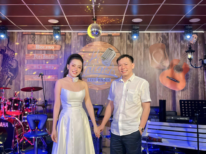 Bác sĩ Thịnh nắm tay đầy tình cảm với cô gái xinh đẹp gây chú ý