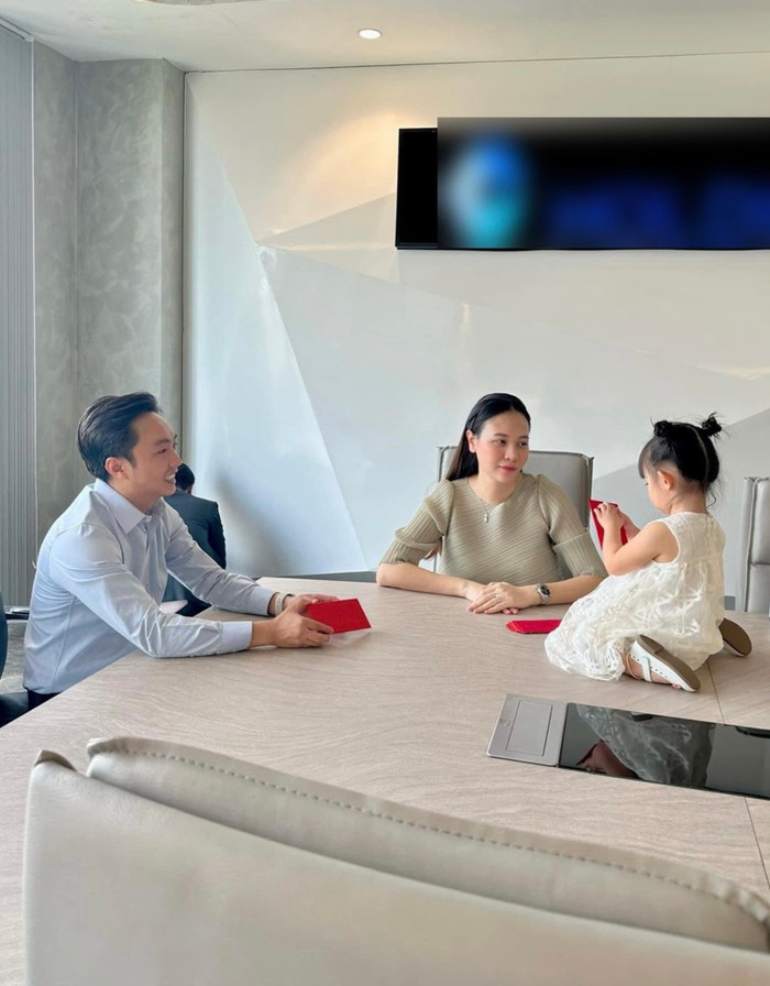 Sau khi sinh con, Đàm Thu Trang cũng được nhận xét ngày càng xinh đẹp, nhuận sắc.