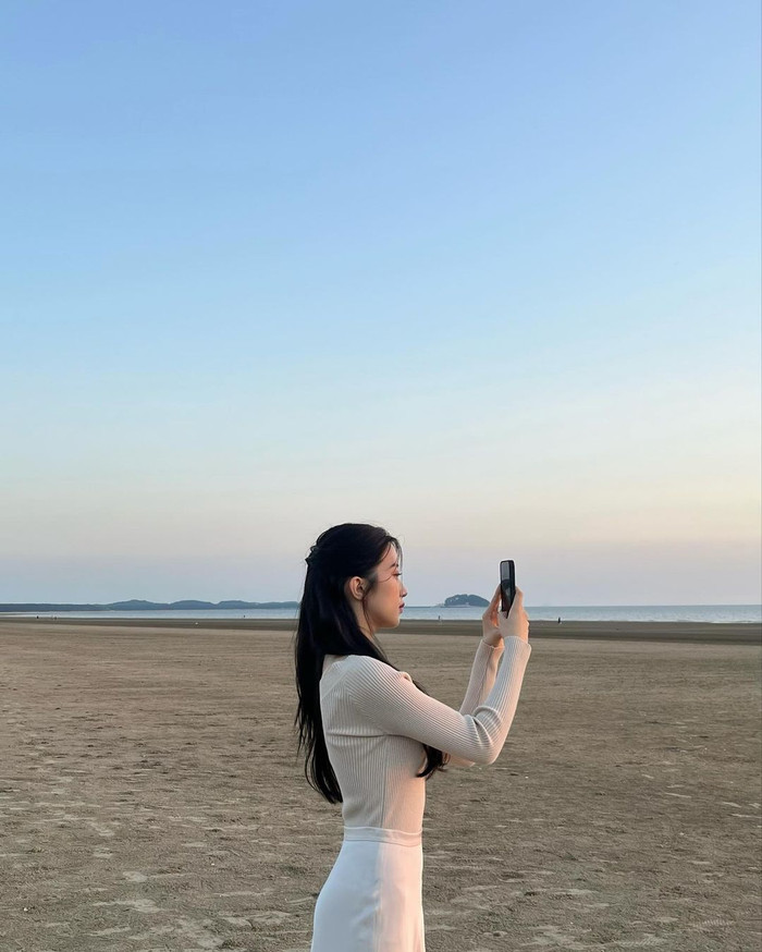 Moon Ga Young lựa chọn trang phục trẻ trung, nữ tính khi được cho là xuất hiện tại cùng một bãi biển với nam diễn viên Cha Eun Woo