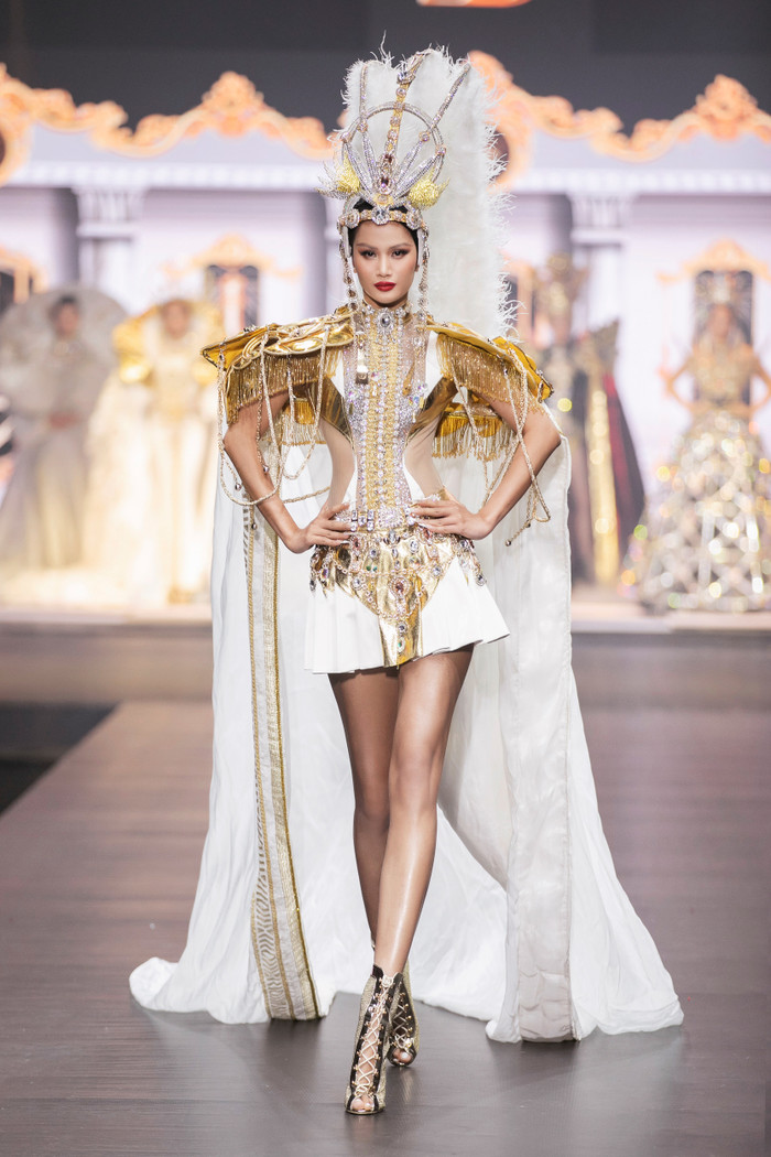 Hương Ly chăm chỉ hoạt động nghệ thuật.