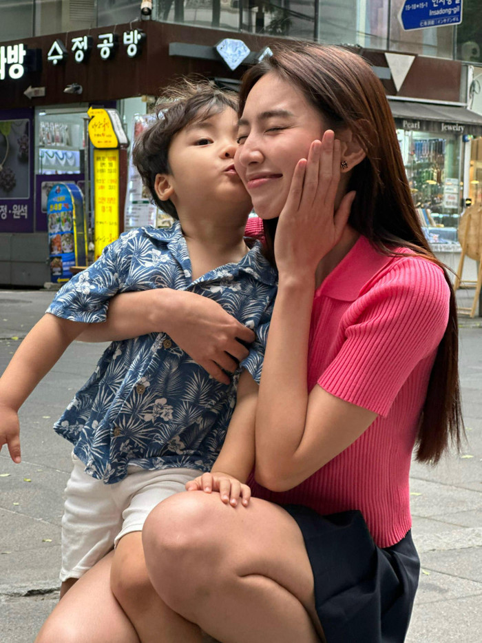 Trước đó, người đẹp 9x từng có cuộc 'hội ngộ' với nhóc tỳ trong chuyến du lịch tại Hàn Quốc. 