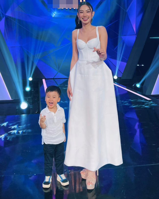 Hoa hậu Thuỳ Tiên dành tình cảm đặc biệt cho bé Bo - quý tử nhà Hoà Minzy. 