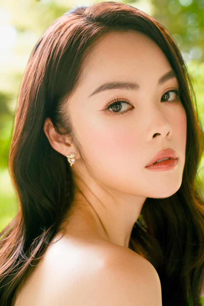 Dương Cẩm Lynh còn bén duyên sang lĩnh vực kinh doanh khi livestream bán hàng để kiếm thêm thu nhập.