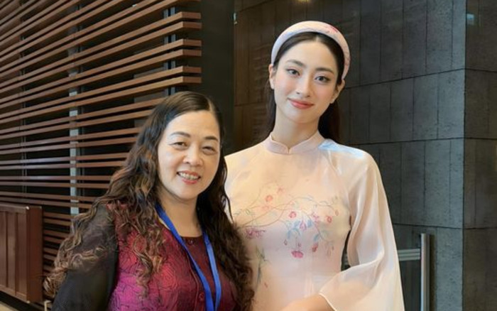 Lương Thùy Linh ra dáng tiểu thư khi chụp hình với mẹ ruột Ảnh 2