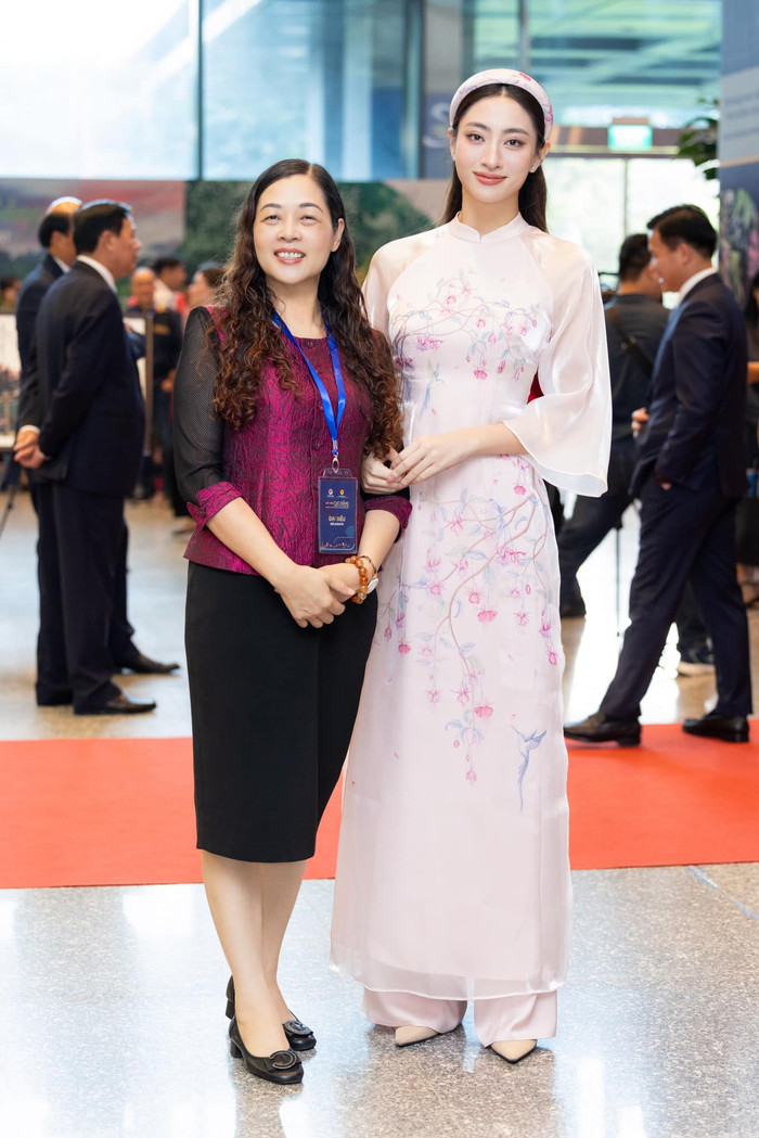 Mẹ Lương Thùy Linh nở nụ cười rạng rỡ khi chụp hình với con gái. Được biết nàng hậu và đấng sinh thành đều xuất hiện trong một sự kiện diễn ra ở Hà Nội