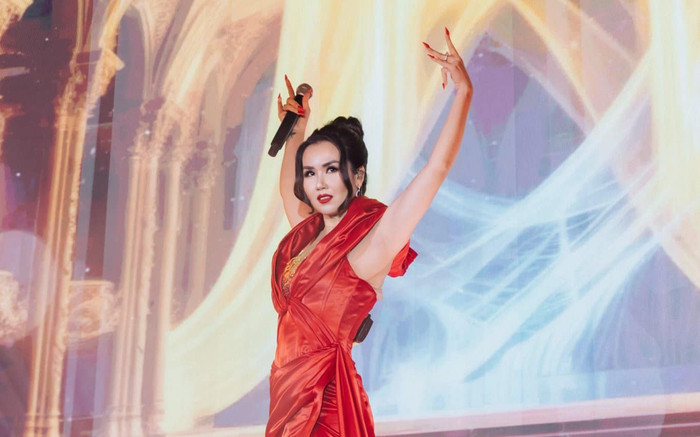 Võ Hạ Trâm diện váy ngắn, hát nhảy 'Về với em' tưng bừng: Có gặp khó khăn? Ảnh 2