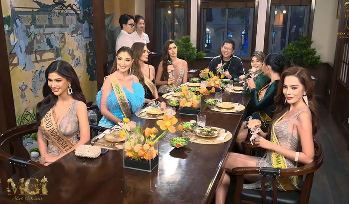 Cả năm mỹ nhân đều lựa chọn các trang phục nổi bật để gây ấn tượng mạnh với dàn ban giám khảo. Đại diện Việt Nam diện đầm ngắn hai dây màu bạc vừa gợi cảm, vừa sang trọng. 