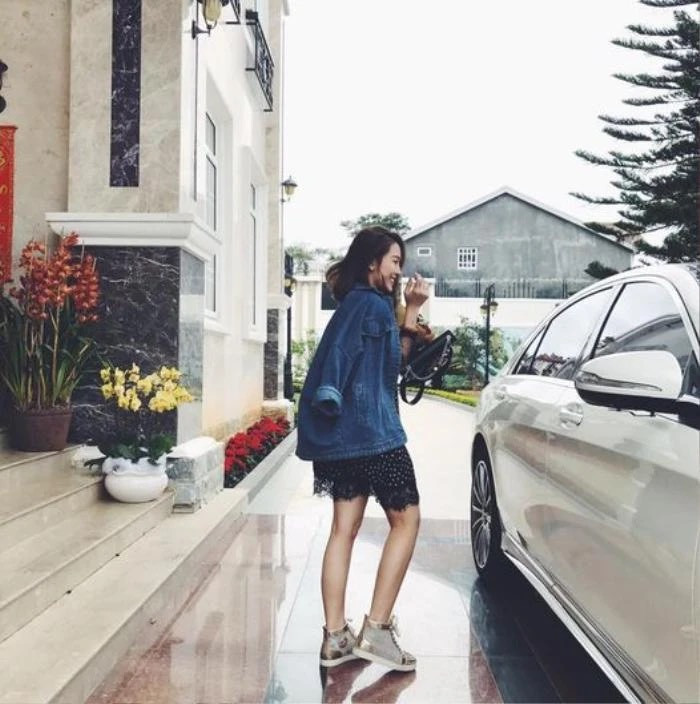 Không những vậy, D.H còn có nền tảng tri thức đáng ngưỡng mộ, cô từng du học Singapore và đạt được nhiều thành tích cao trong học tập.